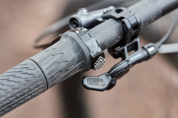   Racers agree: only if the ergonomics are right will you use the seatpost drop for racing. The Shimano thumb lever on the Merida Ninety-Six was convincing in the test.