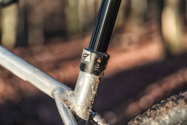   The integrated Eightpins dropper post offers maximum travel, can be lubricated quickly, but at 682 euros costs almost as much as the frame.