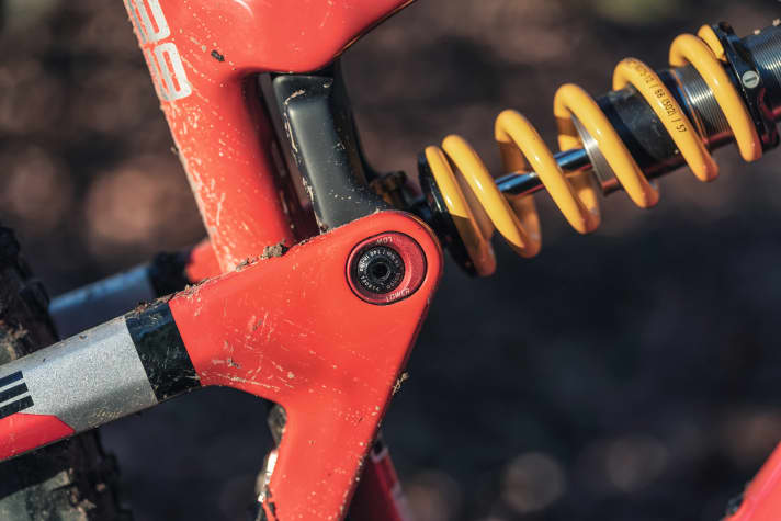   The carbon rocker has been elegantly integrated into the top tube. The geometry can be adjusted by 0.5 degrees using the flip chip.