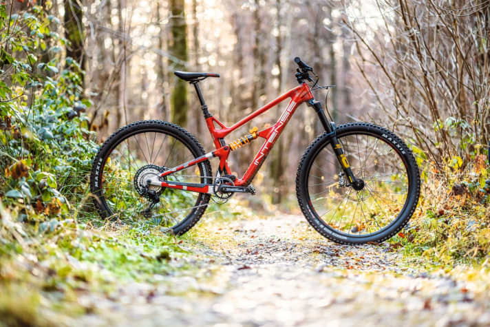   Unser Testbike: das Intense Primer S mit Öhlins-Fahrwerk und 29-Zoll-Laufrädern.