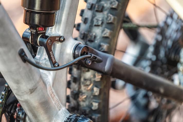   The Kavenz can be ridden with either a 27.5 or 29er rear wheel. All you have to do is swap the lower shock mount. In both settings, the chainstay length is very short at 420-425 millimetres.