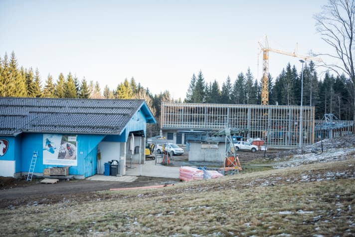   In addition to the lift itself with new chairs and masts, a new mountain and valley station also had to be built. The new lift cost around ten million euros in total.