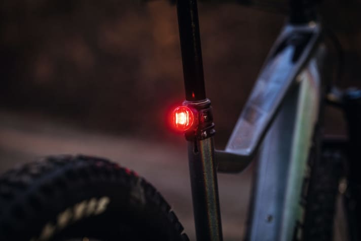   Bei Centurion kommt jedes E-Bike serienmäßig mit Licht – auch wenn am Heck teils noch auf klassische Anstecklösungen mit separater Batterie gesetzt wird.