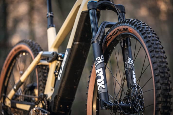   Charakterbildend für die Touren-Klasse sind schmalere Gabeln. Fox 34, Rockshox Pike und Rockshox 35 sind mit geringerer Steifigkeit auf weniger extreme Einsätze ausgelegt.