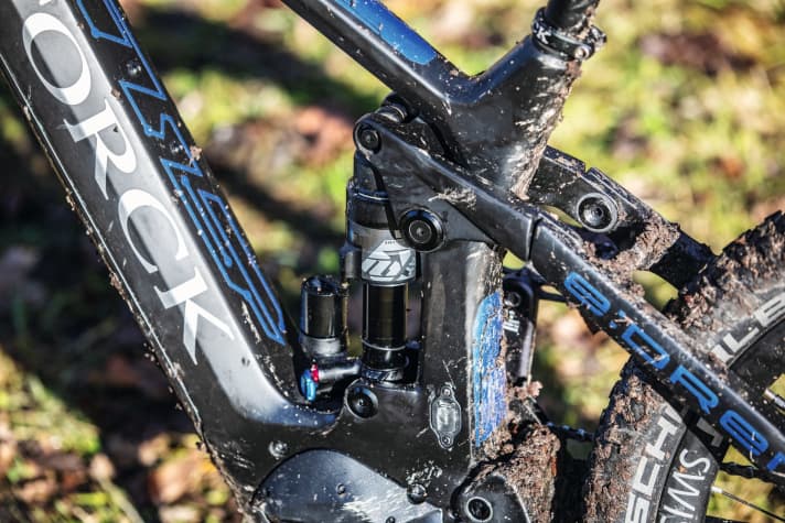   Storck e:drenic.2 GTS 630: Top suspension thanks to Fox DPX2 shock. However, the correct set-up requires experience. The adjustment screws are almost impossible to reach with a multi-tool.