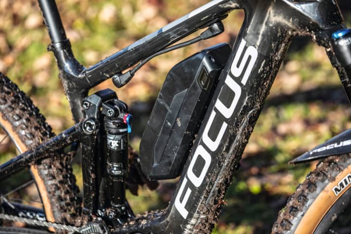   Focus Jam² 9.9 Drifter | Included in the price: the 2277 gram clip-on battery with 378 Wh. Unfortunately, the T.E.C. pack rattled a lot on the test bike, but the handling is good.