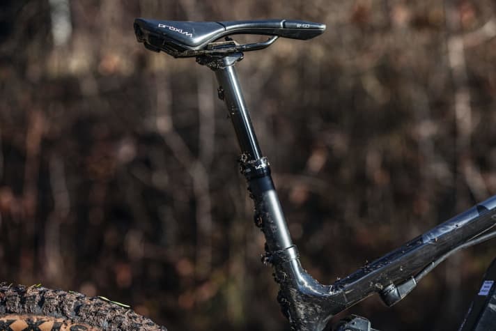   Focus Jam² 9.9 Drifter | The Kind Shock Rage I delivers only 120 millimetres of travel in frame size M. In size L, the dropper post comes with 150 millimetres.