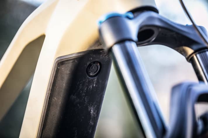   The push button on the battery cover is easy to operate and sits securely, the cover has a high-quality rubberised finish. Top handling and feel!