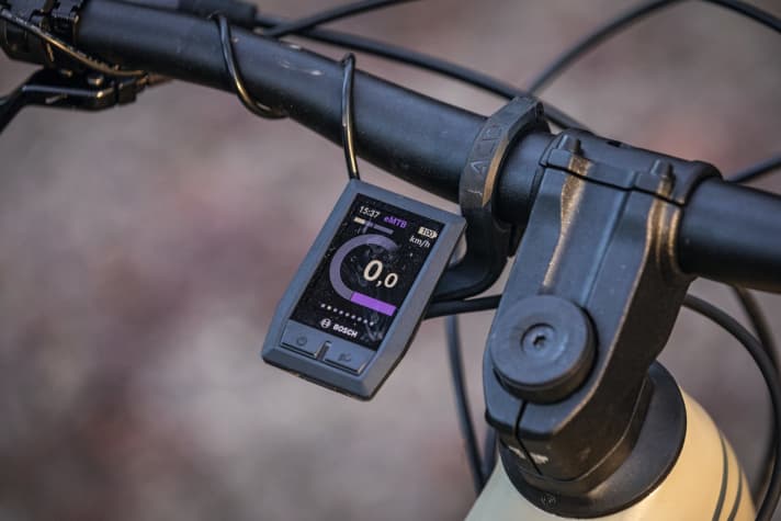   Das Kiox-Display sitzt im Auslieferungszustand weit hinter dem Lenker, hier kann man schon mal anstoßen. Alternative: vor den Vorbau platzieren.