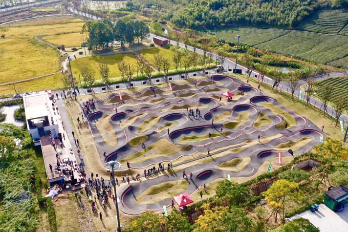   Deqing, China: China – nicht nur das Lang ist riesig, auch einer der längsten Velosolutions-Pumptracks der Welt befindet sich hier, mit insgesamt 425 Metern Strecke, 14 Steilkurven, einer zusätzlichen Jumpline und einer Kinder-Strecke. Mehr Outdoor-Spaß gibt's abseits der Piste – im beeindruckenden Valley Magic Shangzhu. Termin der Veranstaltung: 24. April 2021.