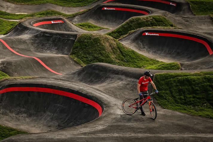   Springdale, USA: Das Jones Center in Springdale, im Nordwesten des Bundesstaats Arkansas, bietet neben dem Pumptrack eine durchgängig geöffnete Eisarena, eine Indoor-Laufbahn und ein großes Fitnesscenter. Mit mehr als 500 Kilometern Singletrails in der Umgebung bietet Springdale optimale Bedingungen für einen perfekten Bike-Urlaub. Im Jahr 2018 wurde auf diesem Pumptrack das erste WM-Finale ausgetragen. Am 22. Mai 2021 findet hier das Qualifikationsrennen für die Red Bull UCI Pump Track World Championships statt.