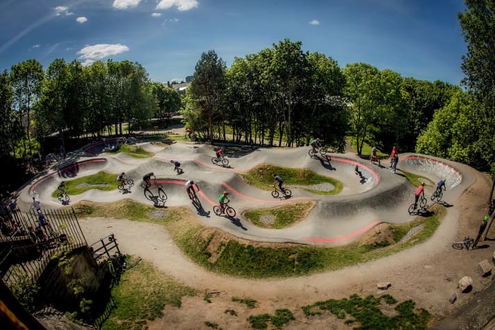   Edinburgh, Scotland: Just a stone's throw from the city centre, the Skelf pump track is located at the foot of Edinburgh's local mountain, Arthur's Seat. The 160 metre track can be combined with many connecting tracks. On 12 July 2021, the participants of the Red Bull UCI Pump Track World Championships will compete here.