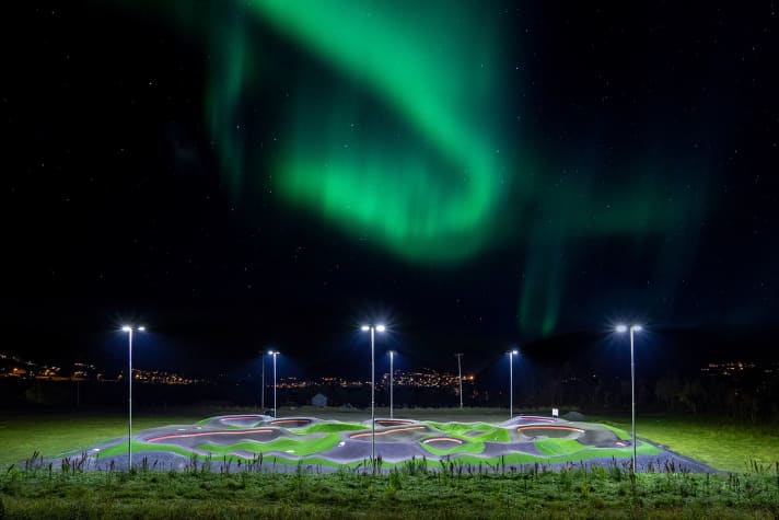 Norwegen: Oberhalb des Polarkreises gelegen, ist der Bike Park in Harstad der wohl nördlichste Velosolutions-Pumptrack der Welt.