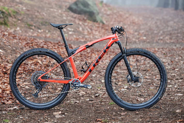   The Trek Supercaliber 9.8 GX , priced at 5499 euros, weighs 10.6 kilos (without pedals) and is equipped with efficient 100/60 millimetre travel.