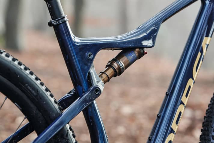   Sogar die Wippe des Oiz OMX-Rahmens ist aus Carbon. So drückt Orbea das Rahmengewicht in Größe L auf 1654 Gramm.