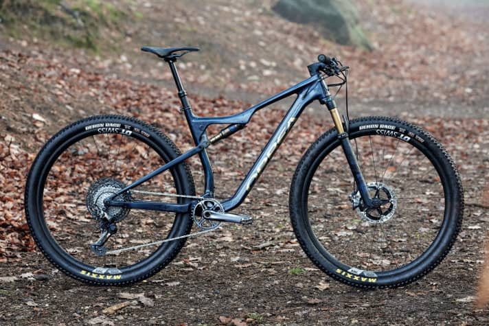   Orbea Oiz M Team: The test winner from our racefully comparison cost 6999 euros last year (+ 99 euros surcharge for the dropper post). With identical equipment, the Oiz M Team now costs 7299 euros.