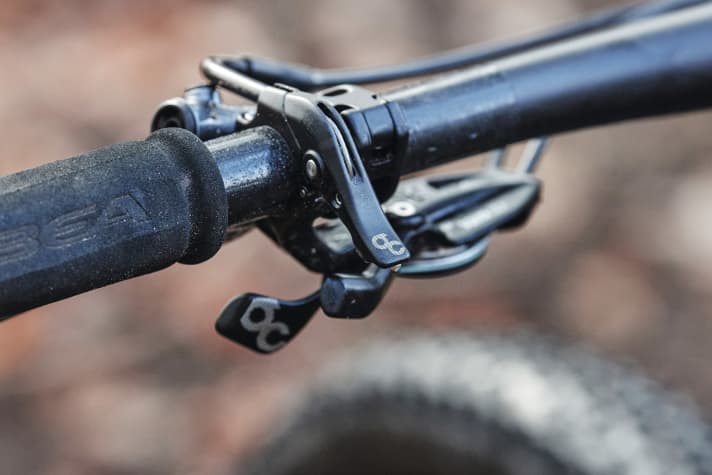   A total of three out of six race fullys in the test were equipped with a dropper seatpost. They are also becoming increasingly common in the Cross-Country World Cup. However, this poses a challenge: the suspension lockout and post remote must be positioned as ergonomically as possible on the handlebars. Here is Orbea's solution on the Oiz.