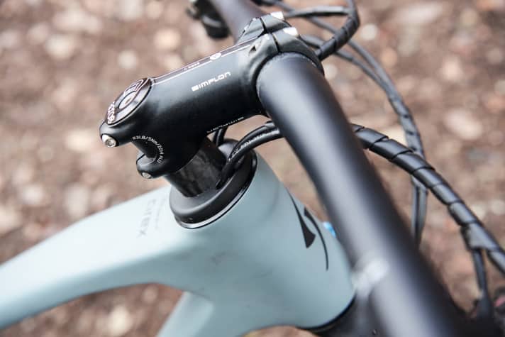   Also increasingly common: The cables already disappear inside the frame via the headset - as in the picture on the Simplon Cirex. But the cables are also integrated via the headset cap on the Canyon Exceed and the Merida Ninety-Six.
