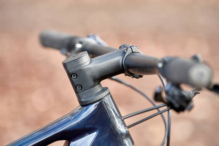   Orbea verzichtet auf eine Lenker-Vorbau-Einheit. Dafür versteckt sich über dem Steuerlager ein Lenkanschlagsbegrenzer. Dieses sinnvolle Detail findet sich auch an den Racebikes von Canyon, Simplon und Trek.