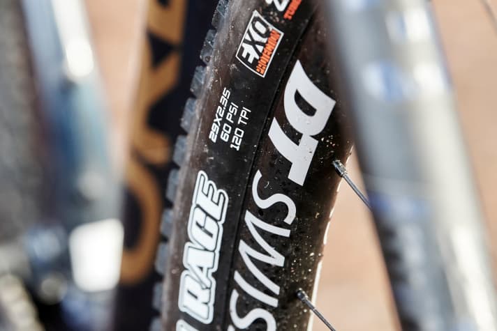   30 millimetre wide rims were found on the majority of the test bikes, occasionally also in combination with 2.35 inch wide tyres. Nino Schurter even rides 2.4 tyres in the World Cup.