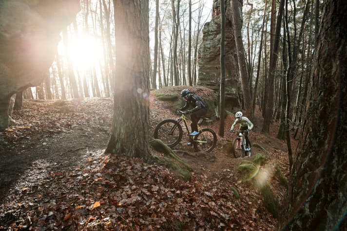   Steinfelder, Wurzelpassagen und ein ständiges Auf und Ab: Die 4,3 Kilometer lange Runde in der Pfalz ist ein perfekter Spielplatz für die Marathon-Bikes. Unterstützung beim Testen auf der Rennstrecke bekamen wir durch Karl Platt und Nachwuchs-Racer Pirmin Sigel.
