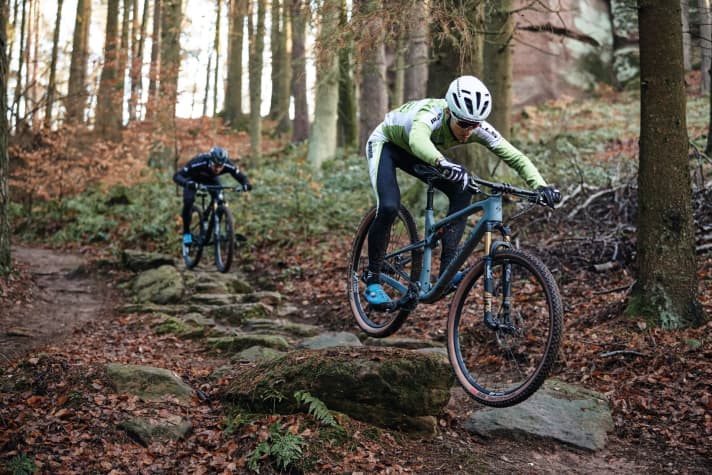 Leicht, schnell, edel – Racebikes treiben Biker in den Geschwindigkeitsrausch. Karl Platt und Pirmin Sigel haben für uns Hardtails und Fullys zwischen 4999 und 8799 Euro getestet. Seite 40