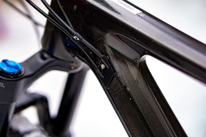   Unlike the Lector hardtail, the cables run inside the frame on the Fully. Dispensing with the cable duct on the down tube saves weight.