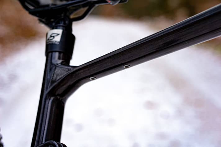   Platz für einen zweiten Flaschenhalter: Neben der klassischen Flaschenhalterposition am Unterrohr hat das Lector FS zwei weitere Gewindeösen an der Unterseite des Oberrohrs. Hier kann ein zweiter Flaschenhalter montiert werden.