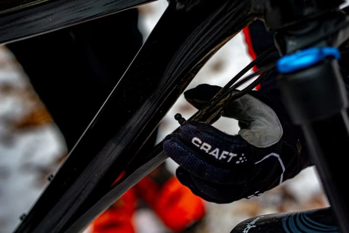   Useful detail: The cables of all Riot bikes run under a cable duct along the down tube. This makes maintenance particularly easy.