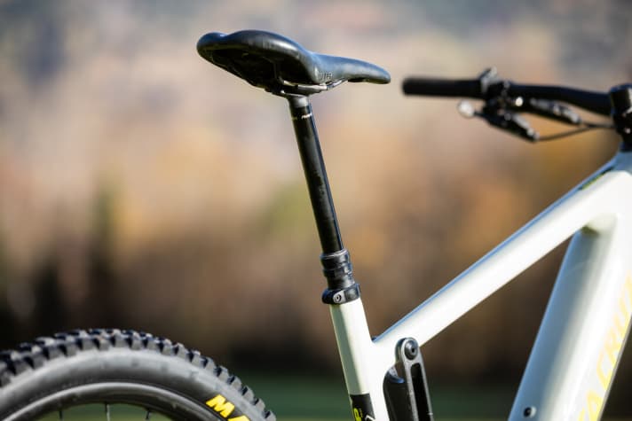   A seat post with a 170 millimetre stroke creates freedom of movement. Prerequisite: a short seat tube. However, at 42 centimetres in size L, the Heckler is too short for our taste.