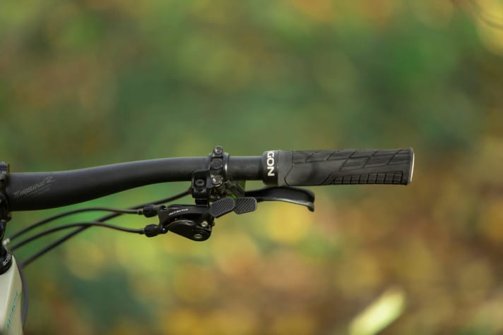   Statt mit dem <a href="https://www.bike-magazin.de/tag/pinion" target="_blank" rel="noopener noreferrer nofollow">Pinion</a> -typischen Drehgriff wird am Instinctiv mittels Trigger geschaltet.