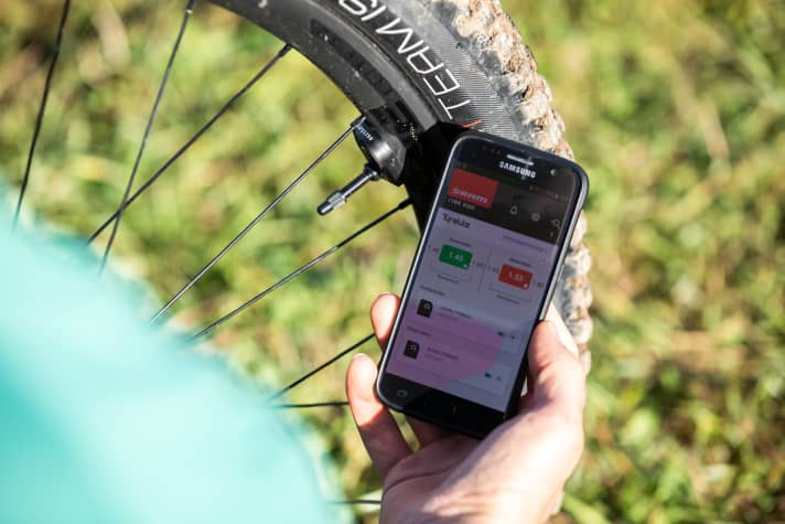   No more travelling with the wrong air pressure. Tyrewiz uses LEDs to show whether the pressure is within the selected range. Such an expensive gadget is a real rarity on a standard bike. 