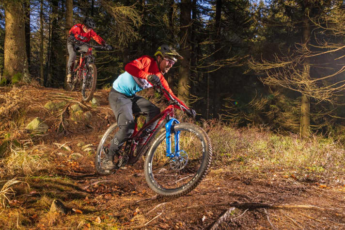   Der Reality-Check beim Praxistest: Die Gabeln mussten sich in identischen Testbikes dem direkten Vergleich stellen.