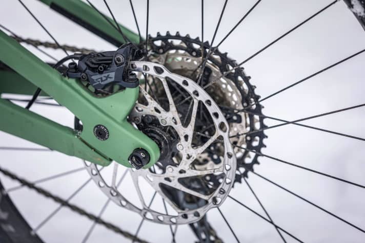   Canyon Torque:On 8 | A must for a bike of this calibre: 203 mm brake discs provide bite and stability at the front and rear. The Torque:On 9 with Sram brakes even uses 220 mm discs at the front.
