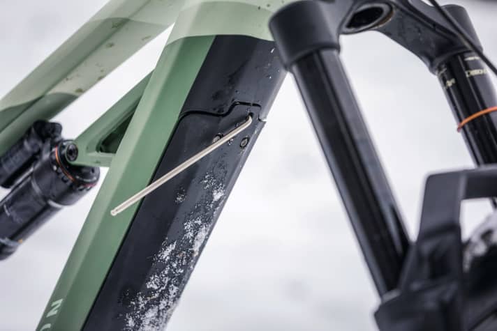   Canyon Torque:On 8 | There is no key to remove the battery from the Torque:On. That's a good thing! Because a key can easily get lost. However, you can find a 4-way Allen key anywhere.