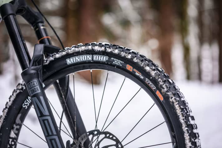   Canyon Torque:On 8 | Reifen mit der superweichen MaxxGrip-Gummimischung sind an Serien-Bikes eine Rarität. Zwar verschleißen die Highend-Gummis schneller, dafür bieten sie am Vorderrad spürbar mehr Grip. Am Hinterrad hätten wir uns eine Double-Down-Karkasse für mehr Pannensicherheit gewünscht.