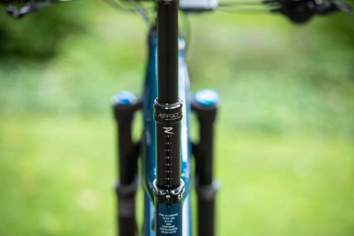   Also fitted to all 120 models: Vario seatpost for more safety downhill. Unfortunately, the super-light top model has to do without this for weight reasons.