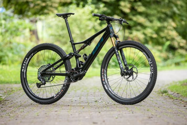   100 millimetres of travel, 29-inch wheels and a full carbon frame: If we didn't know any better, we would have mistaken the iLynx for a normal race bike.