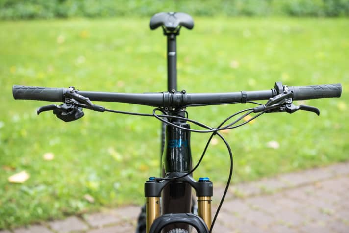   Kohlefaser, so weit das Auge reicht! Nicht nur beim Rahmen, auch bei den Anbauteilen kommt viel Carbon als Werkstoff zum Einsatz. Der flache Lenker und die deutliche Sattelüberhöhung zwingen den Fahrer in eine extrem sportliche Sitzposition.