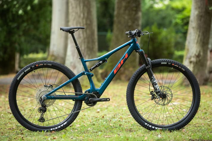   Even on the LT version with 120 millimetres of suspension travel, you wouldn't expect to find a motor in the extremely slim frame construction - let alone a 540 watt-hour battery.