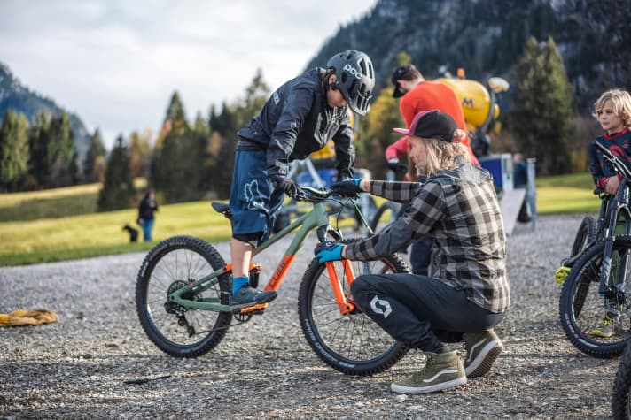 Holger Meyer helps with the setup. The air suspension of the children's fullys can be optimally adjusted.