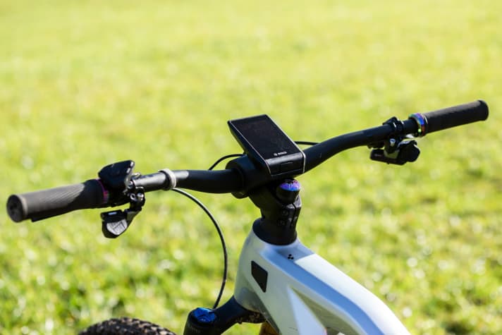  Command centre: Those who value technology gadgets and integrated navigation will love the Nyon display. With a discreet Kiox display, the Cube E-MTB is 200 euros cheaper.