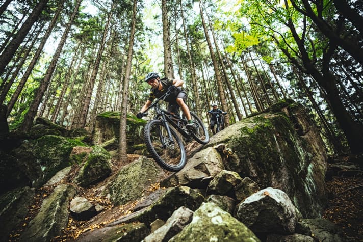 Steiniger Weg: Tschechien entwickelt sich zum Paradies für Singletrail-Liebhaber. Ein Road- trip in den Osten. Ab Seite 104
