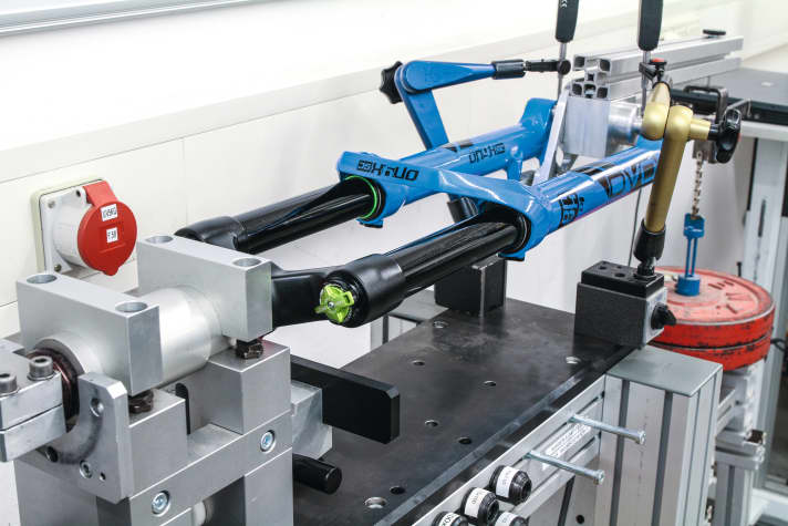   Je steifer eine Gabel, desto besser arbeitet sie im Gelände unter Brems- und Lenkeinflüssen. Deshalb mussten sich alle Federgabeln im BIKE-Testlabor unserem doppelten Steifigkeitstest stellen.