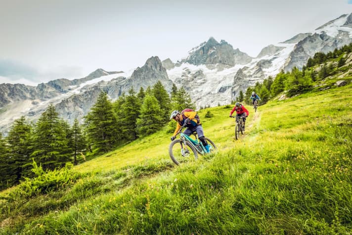   The wild Western Alps: even experienced guides are still discovering new territory here. Here La Grave with La Meije (3983 m). The Transalp experience in pictures as well as tips on planning and equipment can be found on 20 pages in issue <a href="https://www.delius-klasing.de/bike-03-2021-bik-2021-03" target="_blank" rel="noopener noreferrer">BIKE 3/2021</a> or as a PDF for download.