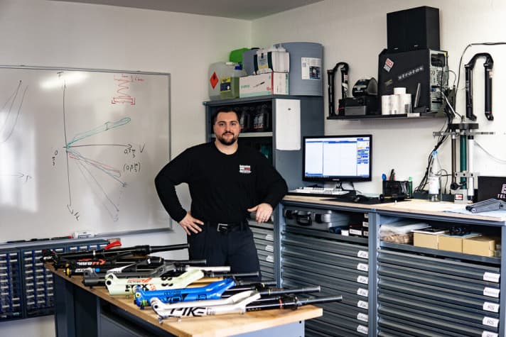   Stefan Schimschal beim Auswerten von Dämpfungskennlinien in seiner Werksatt.