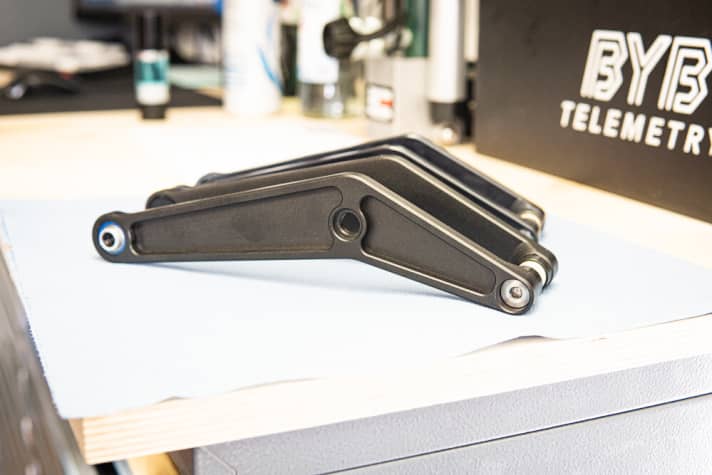   Detailtuning. Wer sein Liteville 301 mit einem Stahlfederdämpfer fahren will, kann sich bei Schimschal spezielle Umlenkwippen kaufen, die auf die Charakteristik von Stahlfederdämpfern abgestimmt sind.