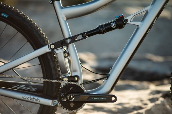   Das Ripley AF kommt mit Fox-Performance-Fahrwerk. In den USA soll es wahlweise mit Shimano Deore oder Sram GX erhältlich sein. In Deutschland wird es aktuell nur eine Komplettbike-Version mit einem NX-/GX-Eagle-Mix geben.