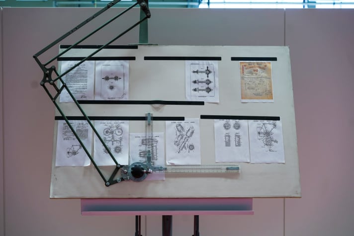   A silent witness to times gone by: The drawing board with the hub sketches from the early Sachs years adorns a passageway in the company building. The Sachs company was famous for gear hubs. This tradition still lives on to some extent today. After all, small micro-gears work in the electronic Sram gearsticks.