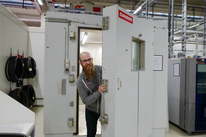   Die antike Kühlkammer stammt noch aus Zeiten von Fichtel & Sachs. In der Kabine wurden Getriebenaben Temperaturschwankungen von minus 40 bis plus 150 Grad ausgesetzt. Es gibt sogar noch den Original-Pelzmantel, den die Tester damals beim Betreten der vereisten Kammer benutzten, um nicht den Kältetod zu sterben. "Wenn man den Ein-Schalter drückt, muss man ein Atomkraftwerk hochfahren", grinst André Gläser, der Leiter der Testabteilung. Aus Öko-Gründen wird die Kammer heute nicht mehr genutzt.